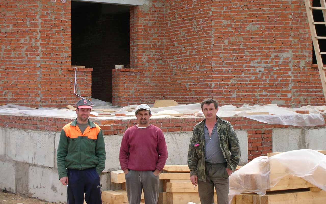 Строительная бригада по строительству дома из кирпича