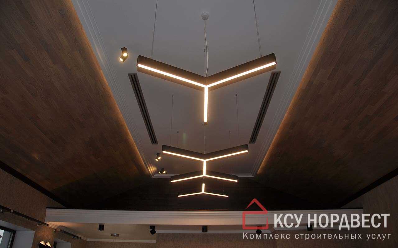 Отделка потолка деревянными панелями и обшивка гипсокартоном с светодиодной подсветкой